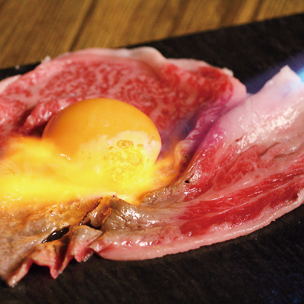 A5オリーブ牛の極上サーロインをユッケ仕立てに。一度食べたら癖になる旨さです！