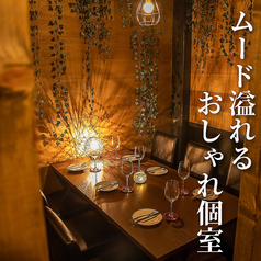 カジュアルな雰囲気でありながら、ゆったりとくつろげる空間です。友人や同僚との食事、デートなど、様々なシーンでご利用いただけます。人数に合わせてレイアウトを変更できるため、少人数から団体のお客様まで快適にお過ごしいただけます。こだわりの料理とお酒を、会話を楽しみながら心ゆくまでご堪能ください。