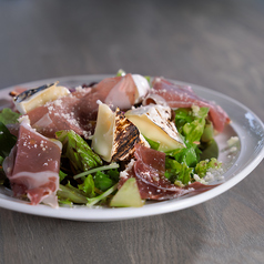 炙りカマンベールと生ハムのサラダ