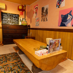 どこか懐かしい箪笥や提灯、手書きの「本日のオススメ」黒板メニューが、店内の温かい雰囲気を演出します。定番から日替わりまで、何度来ても楽しめるメニュー構成が魅力。ゆったりとしたお座敷で、その日の気分に合わせて選べる創作中華と豊富なお酒をじっくり味わい、特別な夜をお過ごしください。