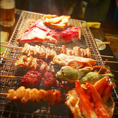 炭火で丁寧に焼き上げる串焼きは絶品！