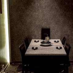 ２～４名でご利用いただける半個室のテーブル。カップル利用も◎