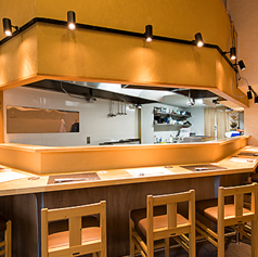 デート・接待・お仕事帰りなどのお客様からご好評の人気席です。店主やスタッフとの会話も楽しめますので、お一人様でのご利用も大歓迎です。