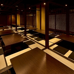 店舗の大型区画を貸し切る形で、最大90名様までの大規模な宴会に対応可能です。