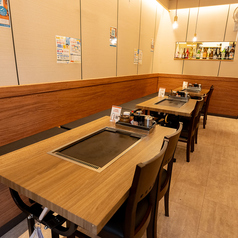 店内は4名様掛けのテーブル席で、名物の明太子もちチーズもんじゃや各種お好み焼きをお楽しみいただけます。心地よい雰囲気の中で、美味しい鉄板焼きを心ゆくまでご堪能ください。