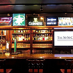 The 50/50 Club フィフティフィフティクラブ Sports Bar ＆ Restaurantの特集写真
