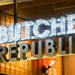 東京湾を眺めながらのテラス席が人気！黒毛和牛×シカゴピザ×クラフトビール