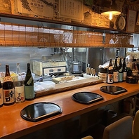 厨房を一望できるカウンター大将の庖丁技が唯一観える