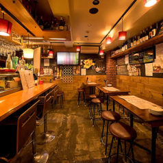 お一人様のサク飲みやデートにもぴったりのカウンター席。カウンター上のショーケースには新鮮な食材が並びます。