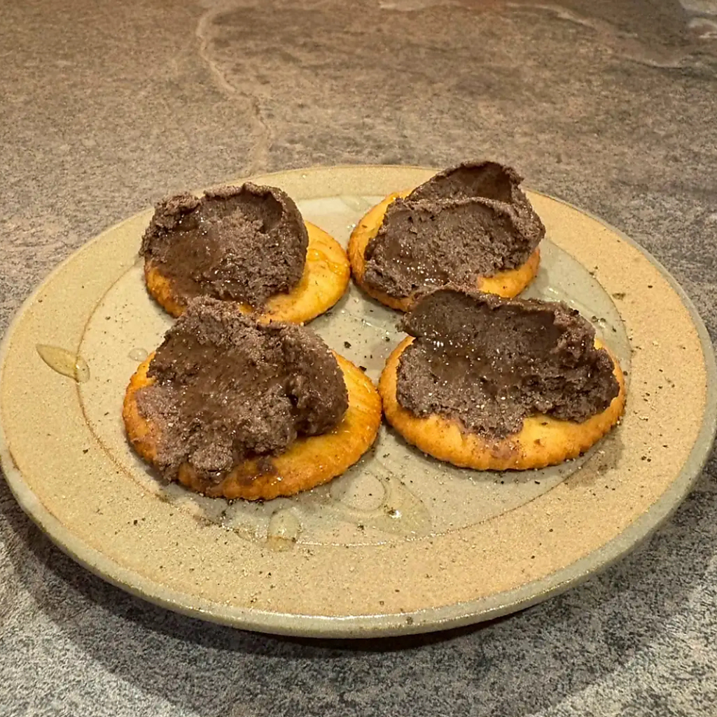 新鮮な鹿肉を丁寧に調理し、濃厚な旨味と深いコクを引き出した「鹿肉レバーパテ」おつまみに是非！