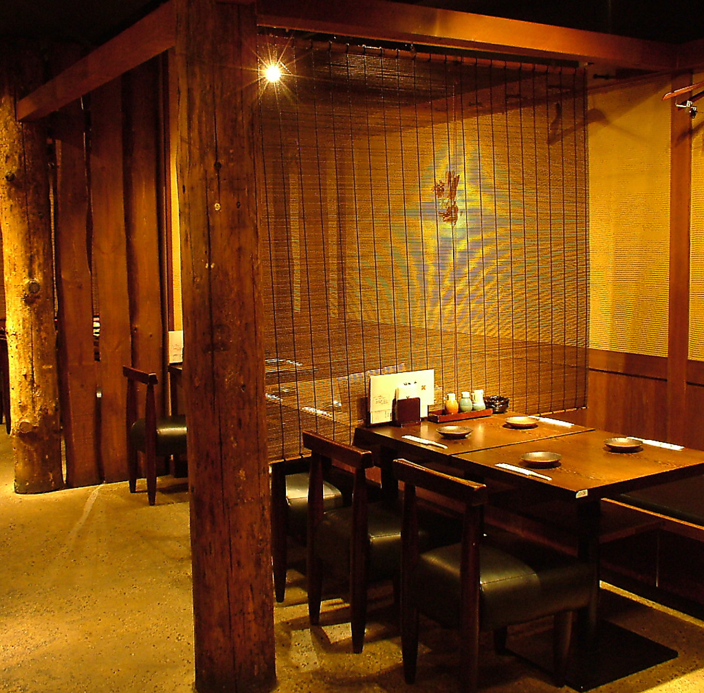 木造りで趣のある店内は、テーブル席や間仕切り個室御座います。