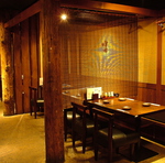 木造りで趣のある店内は、テーブル席や間仕切り個室御座います。