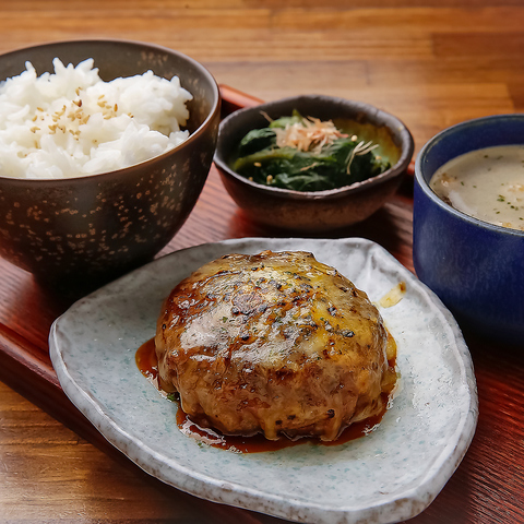 【定食も充実◎】シーシャもお酒もご飯も全てこの店での写真