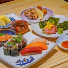 日本酒飲み放題と海鮮と寿司玉の写真