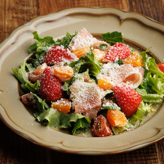 季節フルーツと生ハムのサラダ