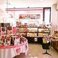 店内にはバッケンモーツアルトのお菓子売り場が♪　大人気の広島のお土産や、期間限定のケーキを取り揃えております。お家へのお土産にもぴったり☆お菓子売り場のお菓子は、店内でもお召し上がりいただけます。