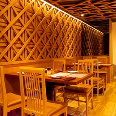 落ち着いた空間のテーブル席