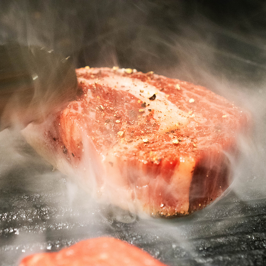 道産牛などこだわりの食材を豪快に焼き上げた料理はどれも絶品！