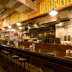 カウンター席は、デートや友人同士での利用にもおすすめ。隣同士で気軽に話せる距離感と、ちょっとした距離の近さが程よい親密さを演出してくれます。