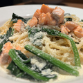 料理メニュー写真&nbsp;サーモンとほうれん草のクリームパスタ