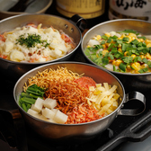 【鶏料理以外のその他逸品も魅力】炭火焼き鶏や鶏だしおでんだけでなく、こだわりの逸品料理も豊富にご用意。鮮度にこだわったお刺身やお酒に合う一品料理、居酒屋で愉しめるもんじゃ焼きなど幅広いメニューをお楽しみいただけます。鶏料理とともに、飽きることなくご満足いただけるラインナップでお待ちしております。