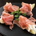 料理メニュー写真&nbsp;白桃とブラータと切り立て生ハムのマリアージュ