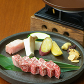 《こだわりの熟成肉》 旨みたっぷり熟成牛を炭火のように遠赤効果でふっくらジューシーに焼きあげる陶板焼きでどうぞ。焼き加減はお好みで。赤身/ハラミ/リブロース/サーロイン4種類の熟成牛でご用意しております。