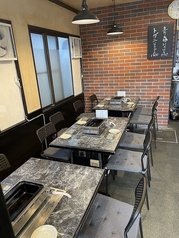 昔ながらの雰囲気が漂う店内には、ご家族やご友人、同僚と賑やかに楽しめる4名掛けのテーブル席を5卓ご用意しております。席間隔も広くとっている為、お子様連れやベビーカーでの入店も可能です◎