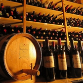 3000本ものワインが眠るワイン倉庫。希少なワインも多数。ぜひボス伊東にワインのおすすめを尋ねてみてください。