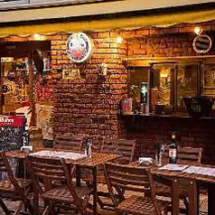 お仕事帰りに開放的なテラス席で一杯いかが？心地よい風を浴びながら、美味しい料理とワインで気分もリフレッシュ！