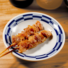 【もも串】炭火で香ばしく焼き上げ、鶏の旨さを一番シンプルに味わえる定番の一本！（塩・たれ）