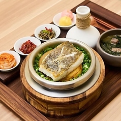 ランチは、ボリューム満点の定食スタイルでご提供♪