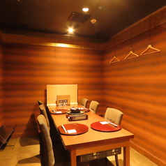 【ゆったり過ごせるテーブル席】少人数にぴったりなテーブル席を完備!5~6名掛けのテーブルが2つあり、ゆったりとした空間で心地よくお食事が楽しめます★ シーンに合わせてお席を選べるのが魅力で、特別なひとときをしっかり味わえます♪ さらに、テーブルを連結すれば小~中規模な宴会にも対応可能です◎