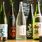 【各地から取り揃えた銘酒の数々】日本酒や焼酎にもこだわりアリ！日本各地から厳選した銘酒を種類豊富に取り揃えました。お好みのお料理に合わせて愉しみたい、色々な種類のお酒を飲み比べてみたい…そんなお酒好きのお客様にピッタリのラインナップとなっております。