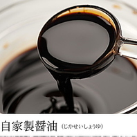創業以来、一切改良していない自信作。自家製醤油です。