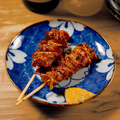 料理メニュー写真&nbsp;【とりかわ串】表面をカリッと香ばしく焼き、脂の旨さと炭火の香りがクセになる一本！（塩・たれ）