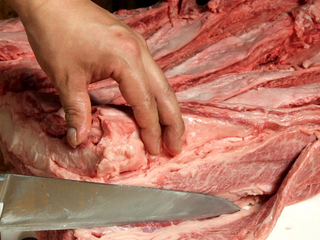 当店の牛肉やホルモンは一頭買いしており毎日手仕事にて仕上げています。