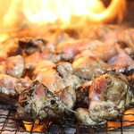 地鶏のゴロ焼き842円　九州の地鶏を豪快に炭火で焼き上げます！香ばしい香りが食欲をそそります！