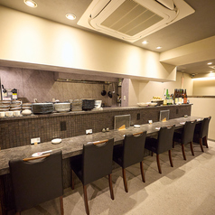 黒とグレーを基調とした落ち着いた空間は、訪れる人々に安らぎをご提供。席が広くゆったりとしております。