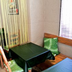 椅子には、きれいなグリーンの模様にハワイアンキルトの椅子カバー♪可愛い店内です！！