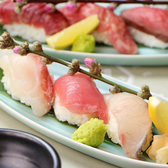 《熟成魚をお鮨で》獲れたてピチピチの鮮魚を、匠の技で『神経〆』に。鮮度と旨みを閉じ込めた魚は、その後、24~36時間の熟成期間に入ります。寝かせることで旨みが増した魚は、もっちりとした食感と、濃厚な旨みをまとい、獲れたて鮮魚とはひと味違う美味しさに。