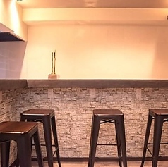 【落ち着いた雰囲気♪】温かみのある優しい照明に包まれたカウンター席は、お一人様はもちろん、デートや会食にもピッタリです。是非、お気軽にご利用ください。