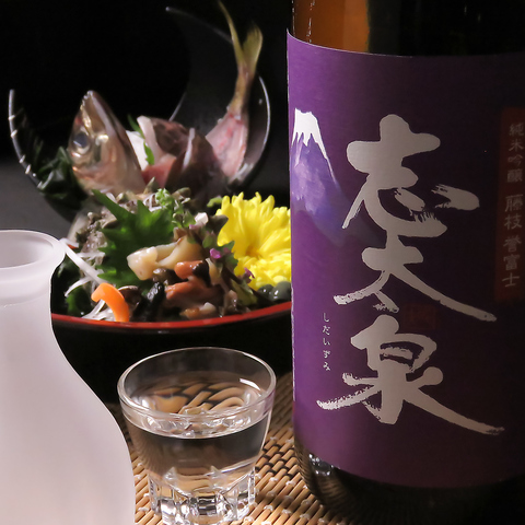 当店の名物のすっぽんや新鮮な活海鮮料理で貴方をおもてなし。お酒も進む贅沢なひとときをご堪能ください！の写真