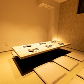 最大16名様の個室座席は豊洲エリアでも自慢の風味ある粋な空間でご宴会頂けます。12名様からご利用ができ、当店のコンセプトを充分に感じられる匠で大人なお時間をお過ごし下さいませ。テーブルサイズも広めに設けており料理を多数並べても余裕のあるスペースでお食事をご堪能◎