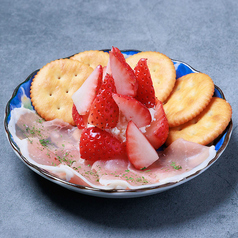 いちごと生ハムのマスカルポーネ