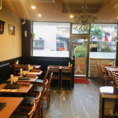 外の光が入り景色がきれいな店内は、ベビーカー入店可となっております◎また、車椅子で入店可能など充実の設備でお迎えいたします！ご家族皆様でお気軽にご来店ください♪