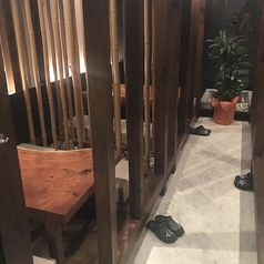 和とシックな雰囲気の店内奥に竹で囲まれたプライベート感のある掘りごたつ空間をご用意しております★パーテーションもあるのでプライベート感◎にすることも可能♪掘りごたつなのでゆったりと足を延ばし、くつろぎながら美味い創作料理をお楽しみください☆