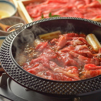 ぐつぐつと煮えた秘伝の割下と上質なお肉のすき焼き