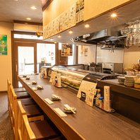 10席あるカウンター席の目の前には彩り豊かなネタケース