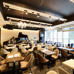 3～4名様でご利用していただける店舗中央のテーブル席です。ご友人やご家族、職場での集まりなど様々なシーンでご利用可能な使い勝手の良いお席です。